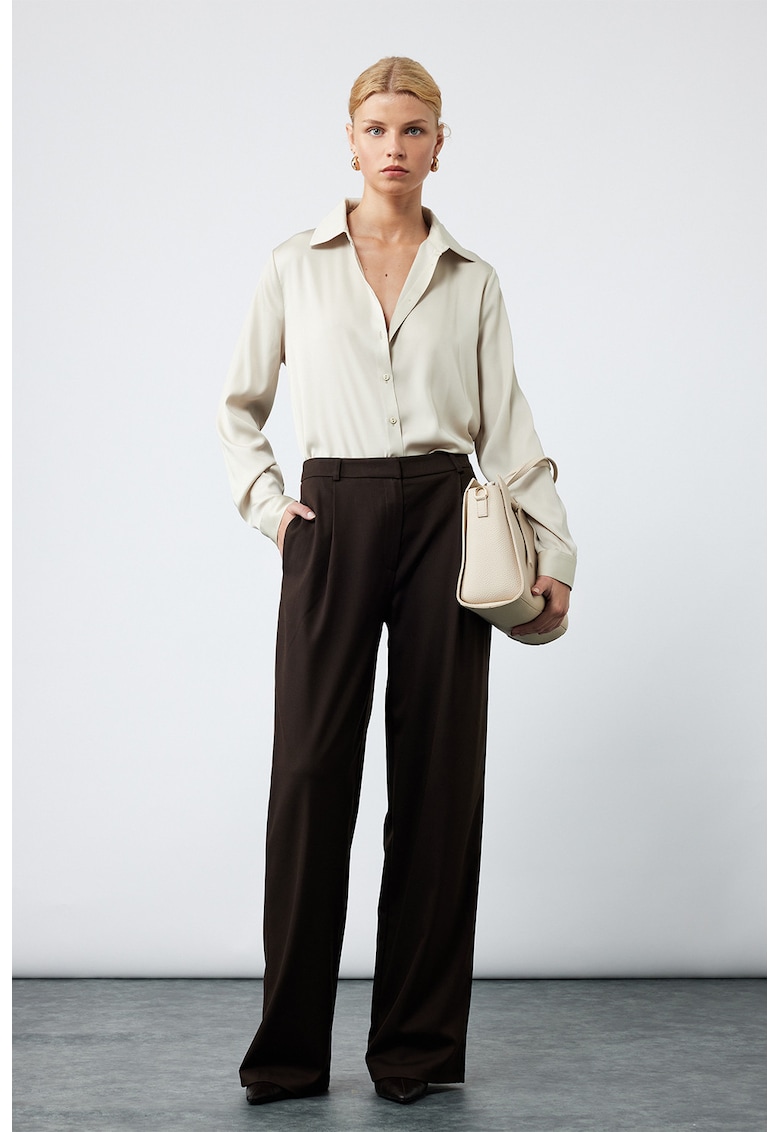 Camasa cu aspect satinat si guler ascutit