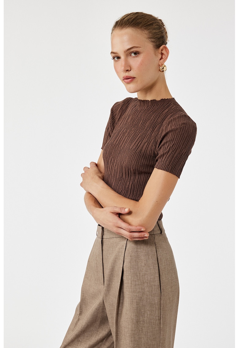 Pulover cambrat cu model texturat si maneci scurte