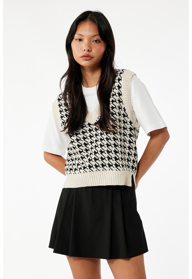 Vesta cu decolteu in V si model