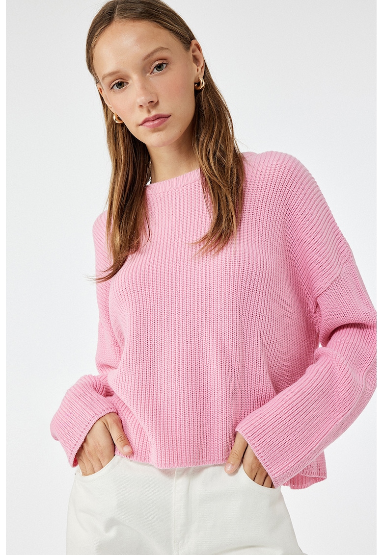 Pulover lejer cu decolteu la baza gatului