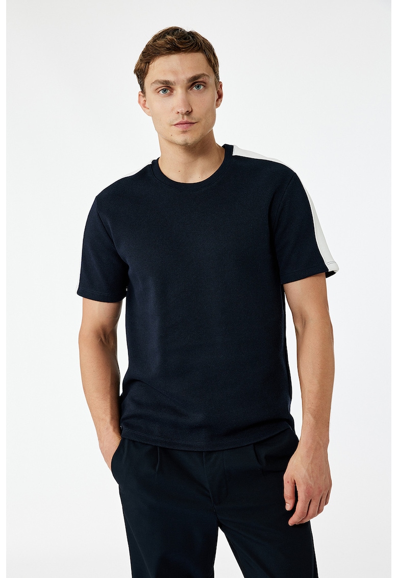 Tricou cu decolteu la baza gatului si maneci cu benzi contrastante