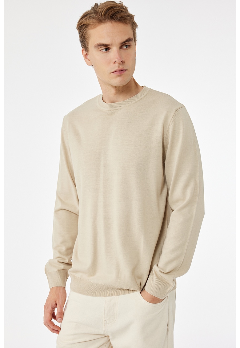 Pulover tricotat fin cu decolteu la baza gatului