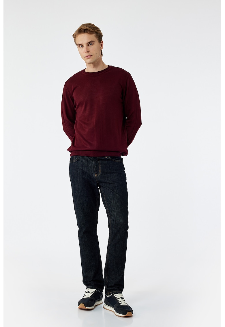 Pulover tricotat fin cu decolteu la baza gatului