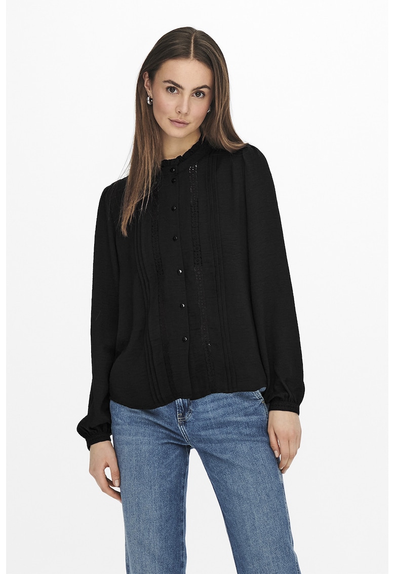 Camasa lejera cu detalii brodate