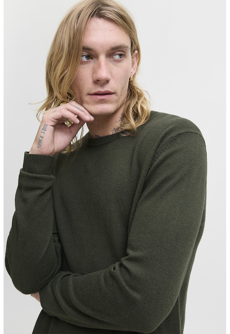 Pulover tricotat fin cu decolteu la baza gatului