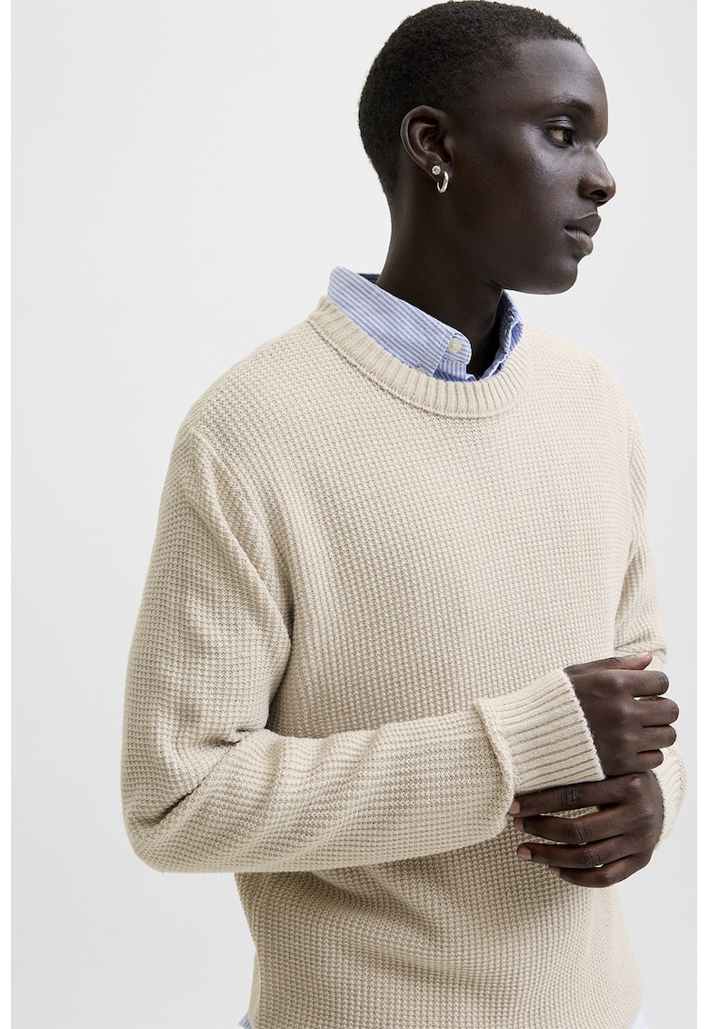 Pulover tricotat cu decolteu la baza gatului