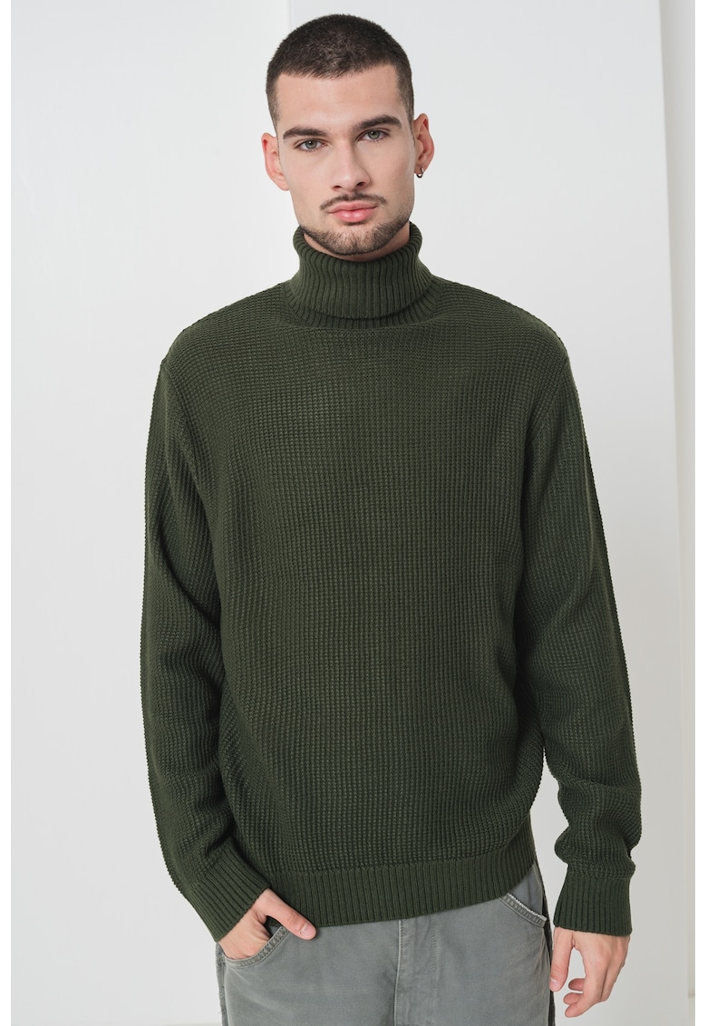 Pulover cu guler inalt si model uni Pulover cu guler inalt si model uni