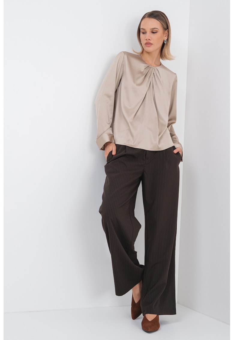 Bluza cu decolteu la baza gatului si pliuri Bluza cu decolteu la baza gatului si pliuri