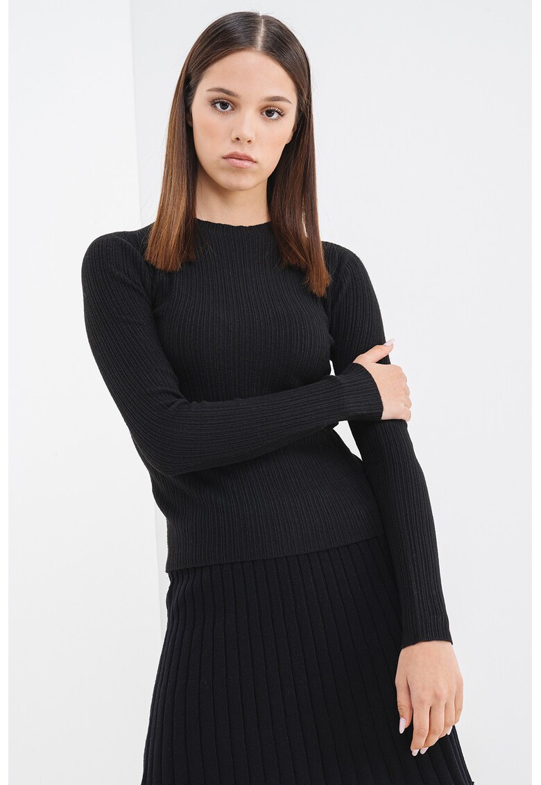 Pulover slim fit cu decolteu la baza gatului - Negru