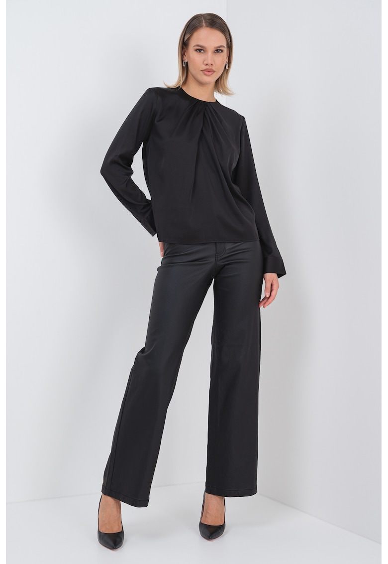 Bluza cu decolteu la baza gatului si pliuri Bluza cu decolteu la baza gatului si pliuri