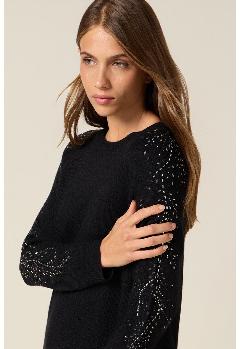 Pulover tricotat fin cu aplicatii decorative pe maneci