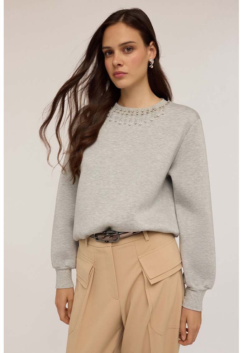 Bluza de trening cu aplicatii decorative pe decolteu
