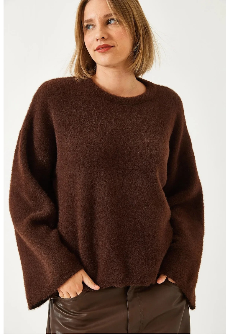 Pulover dama - supradimensionat - guler rotund - detaliu din blana artificiala - maro scortisoara - tricot -