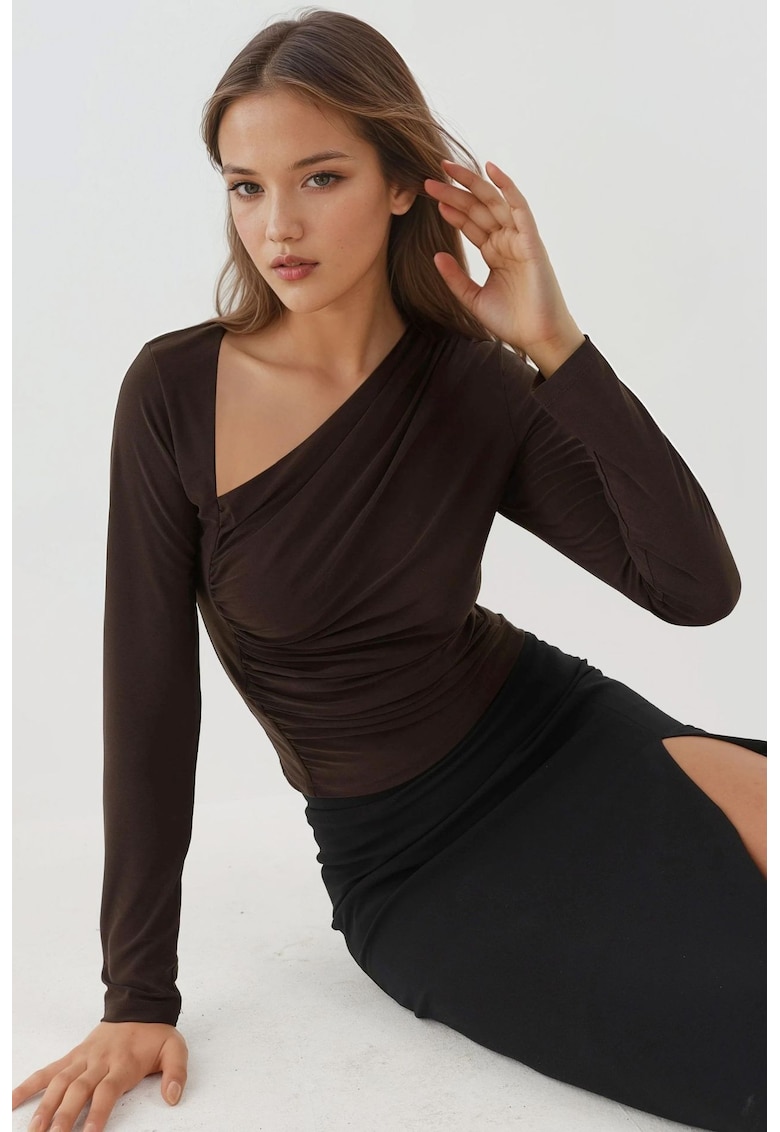 Top - tricotat - guler asimetric - maneci lungi - maro inchis - jerseu