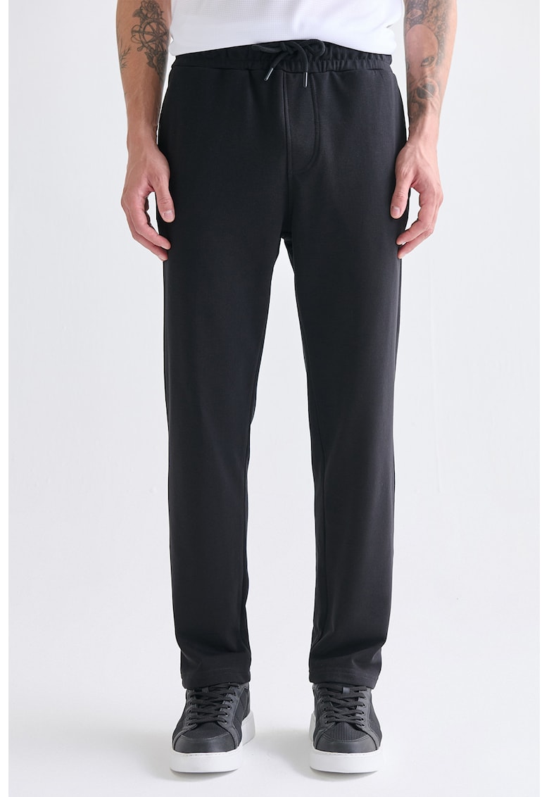 Pantaloni de trening cu snur de ajustare si croiala dreapta Pantaloni de trening cu snur de ajustare si croiala dreapta