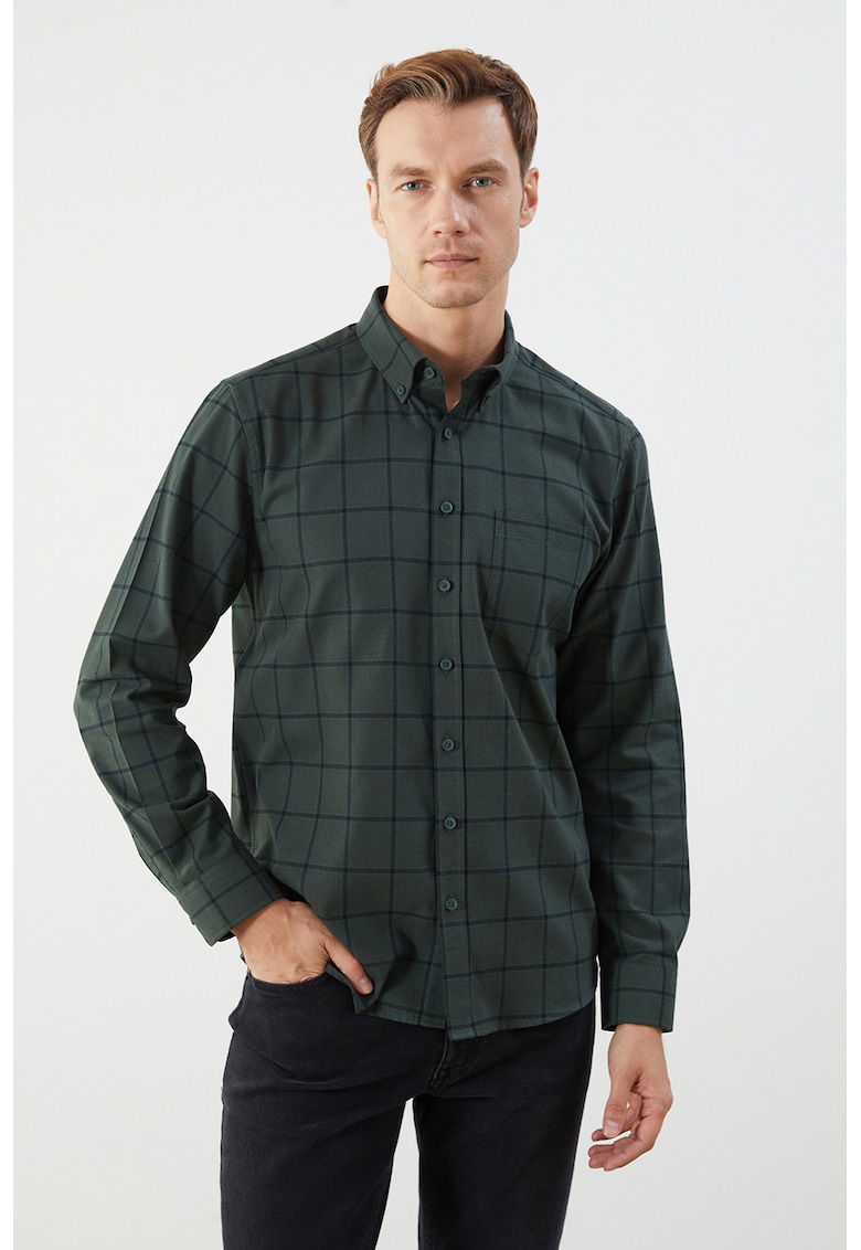 Camasa cu model in carouri si guler fixat cu nasturi