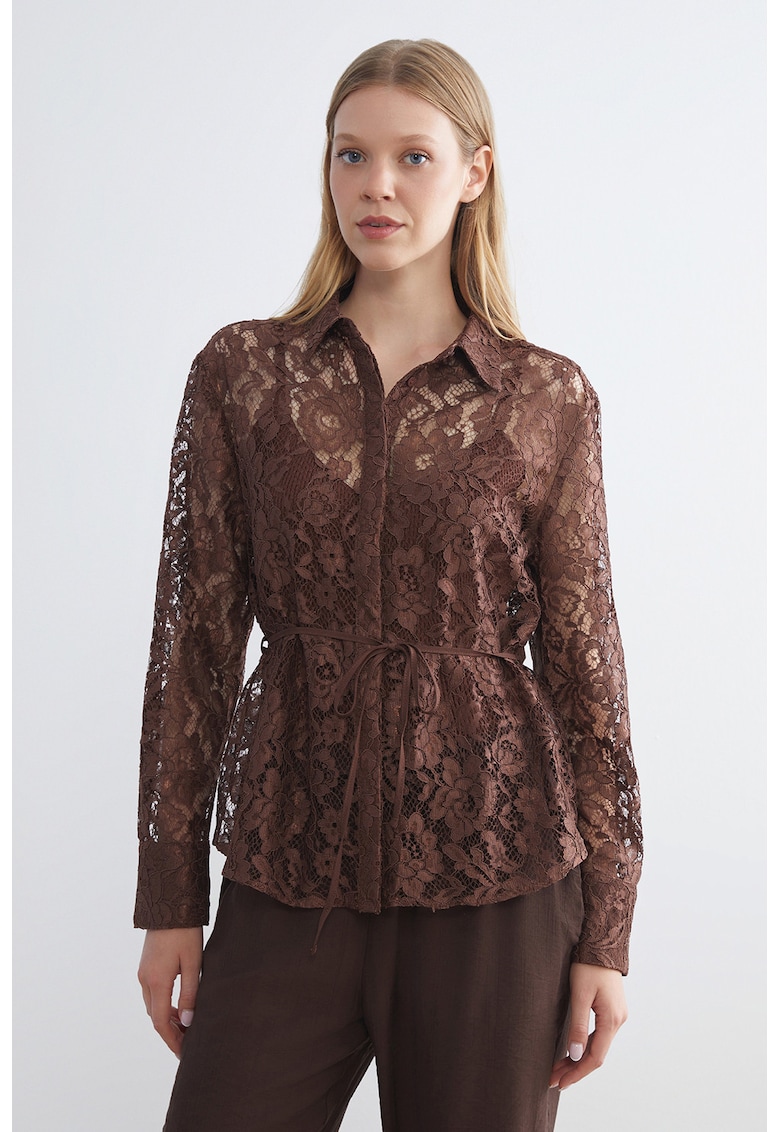 Camasa de dantela cu un cordon in talie