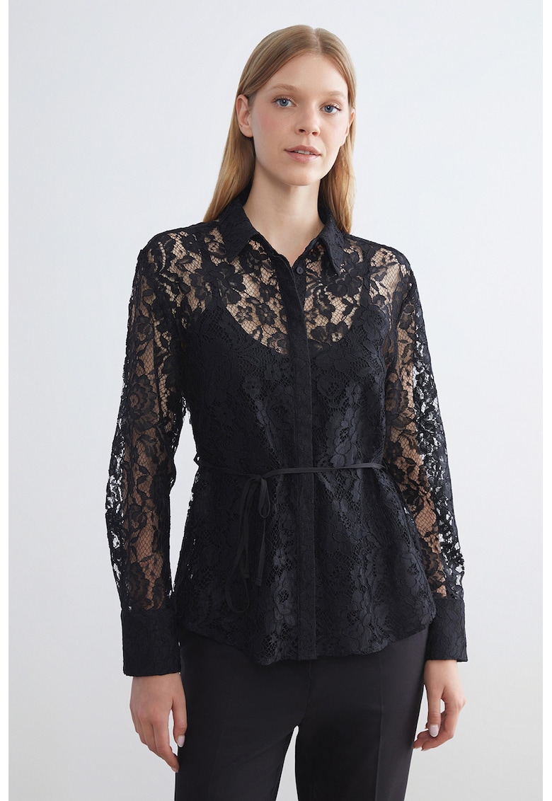 Camasa de dantela cu un cordon in talie