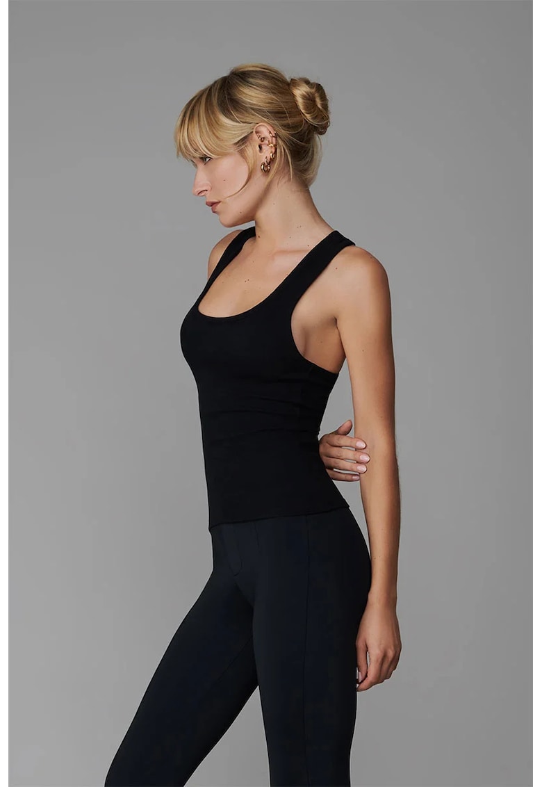 Top cu decolteu decupat Top cu decolteu decupat