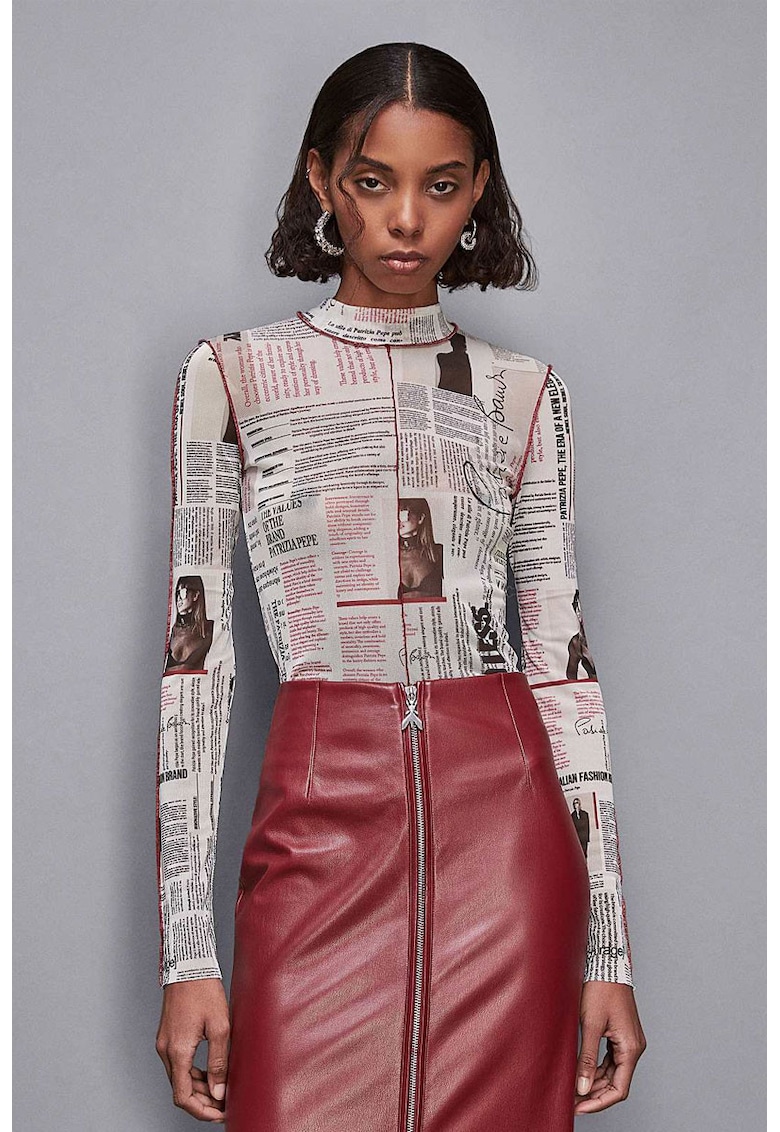Bluză cu guler înalt transparentă cu imprimeu gazette