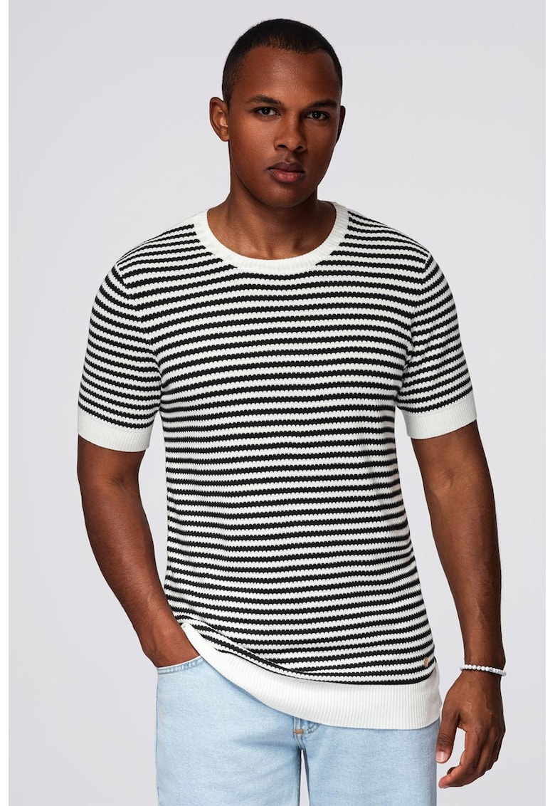 Tricou tricotat cu decolteu la baza gatului Tricou tricotat cu decolteu la baza gatului