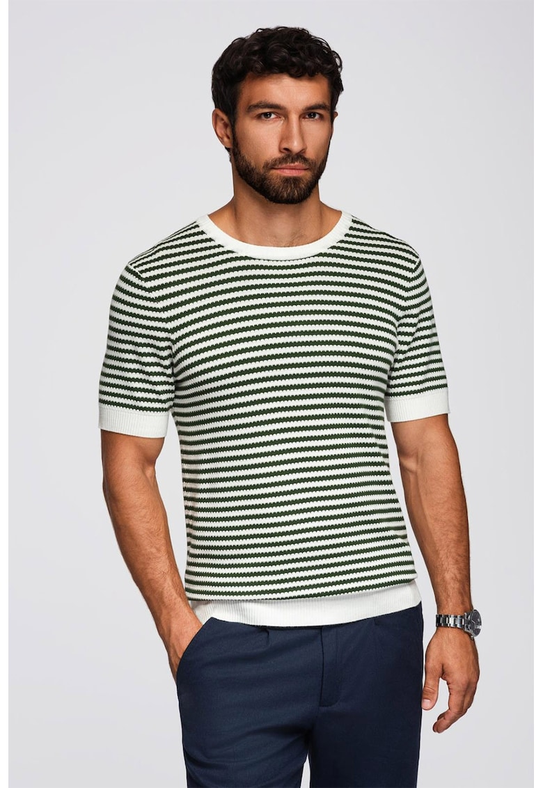 Tricou tricotat cu decolteu la baza gatului Tricou tricotat cu decolteu la baza gatului