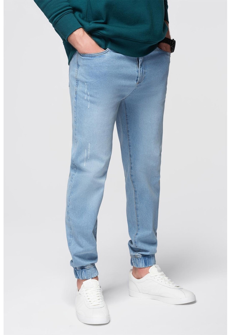 Blugi conici cu talie medie