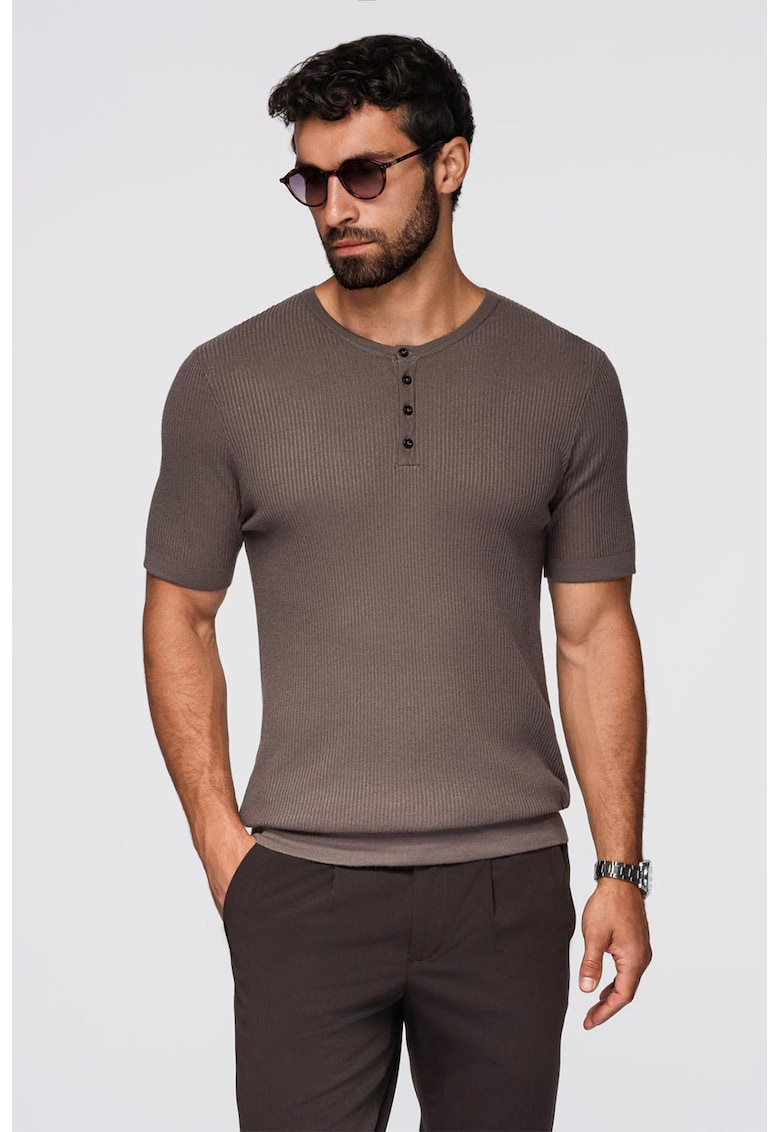 Tricou slim-fit cu striatii si decolteu henley