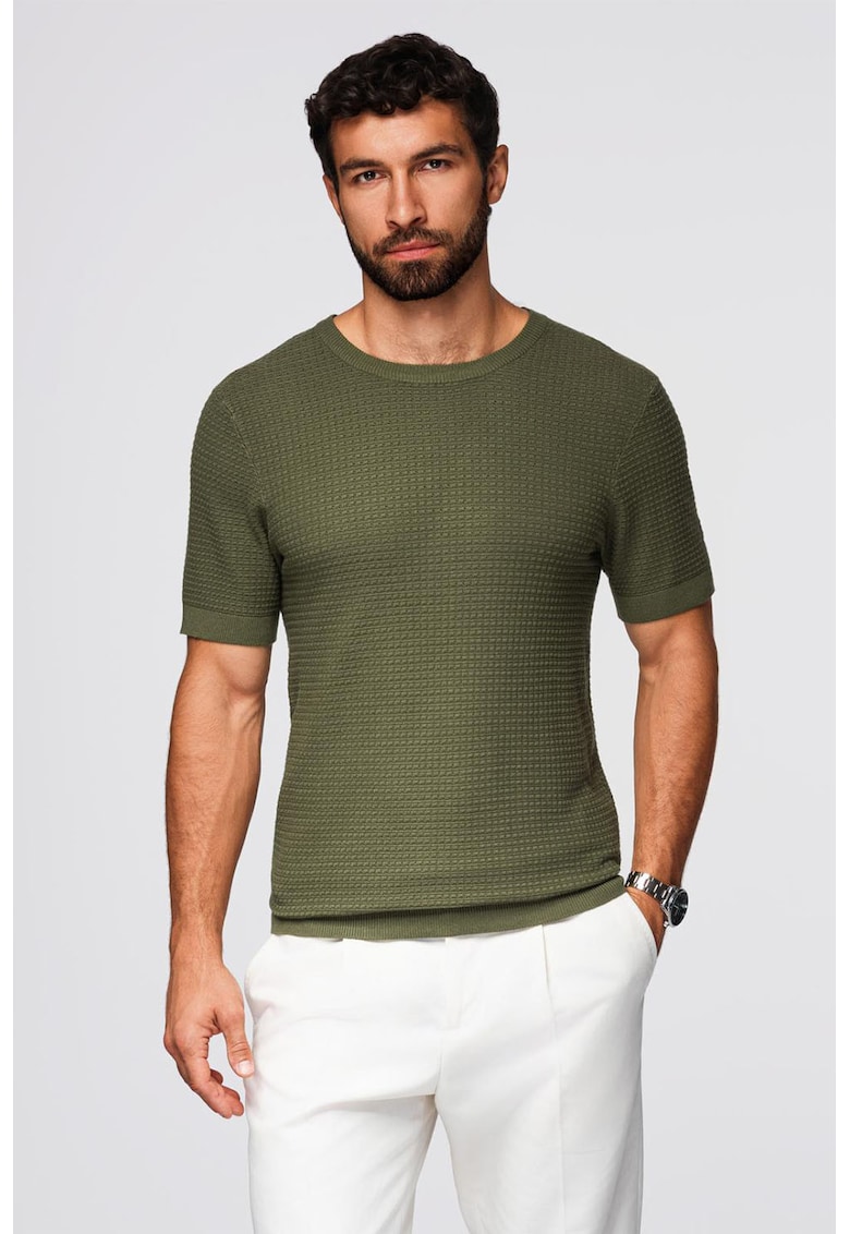 Tricou tricotat cu decolteu la baza gatului Tricou tricotat cu decolteu la baza gatului
