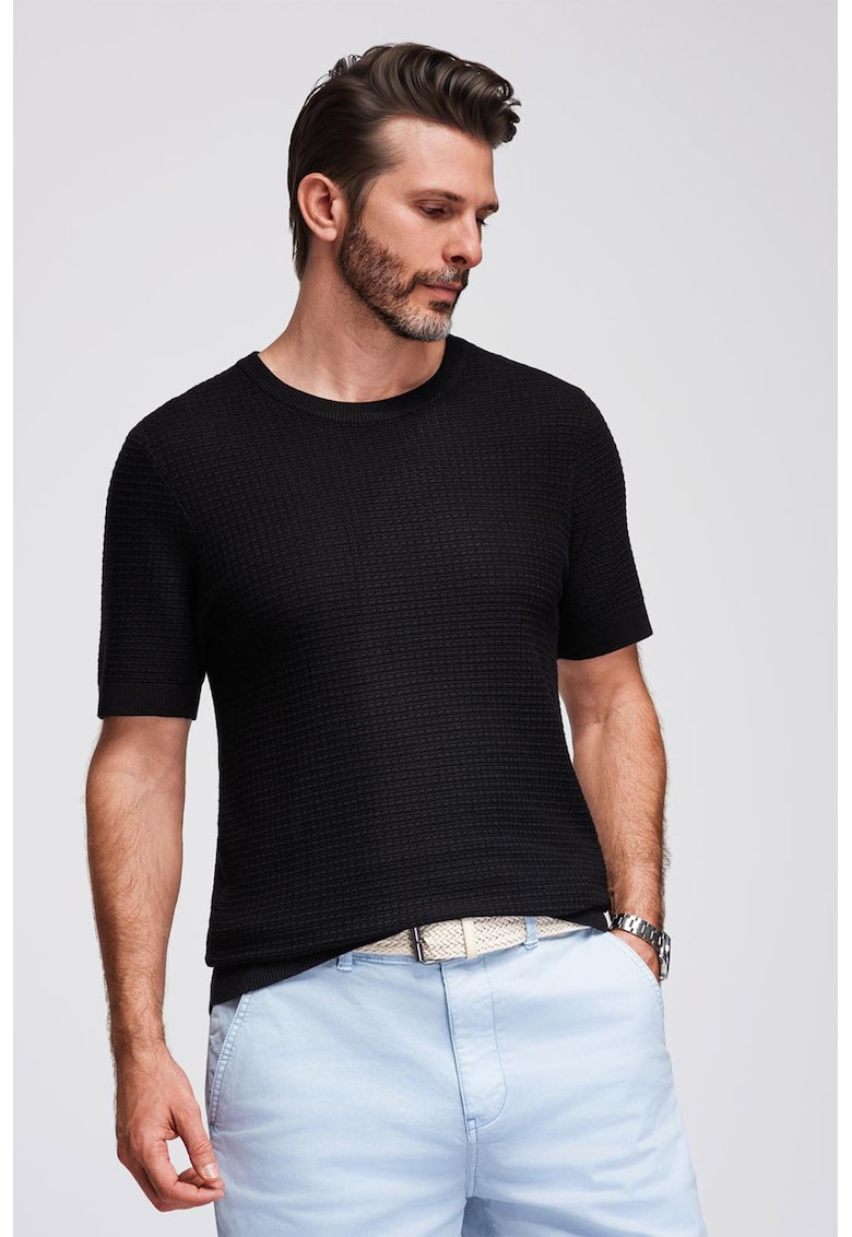 Tricou tricotat cu decolteu la baza gatului Tricou tricotat cu decolteu la baza gatului