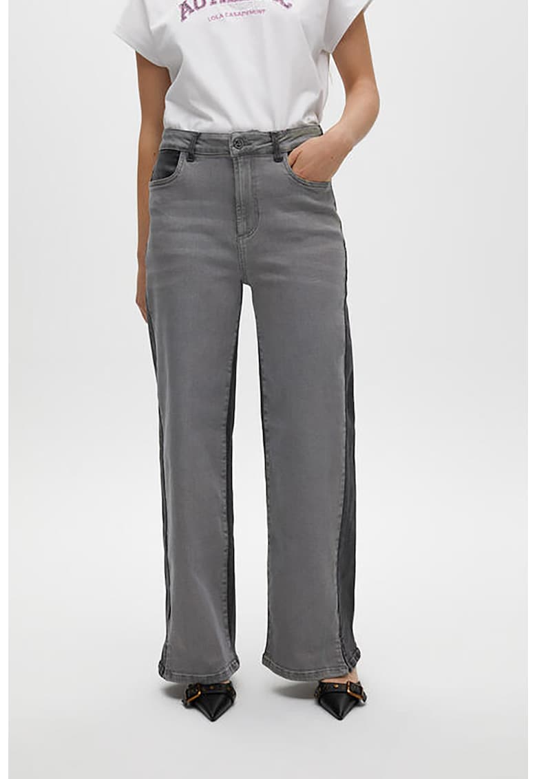 Blugi cu croiala ampla si slituri la terminatie