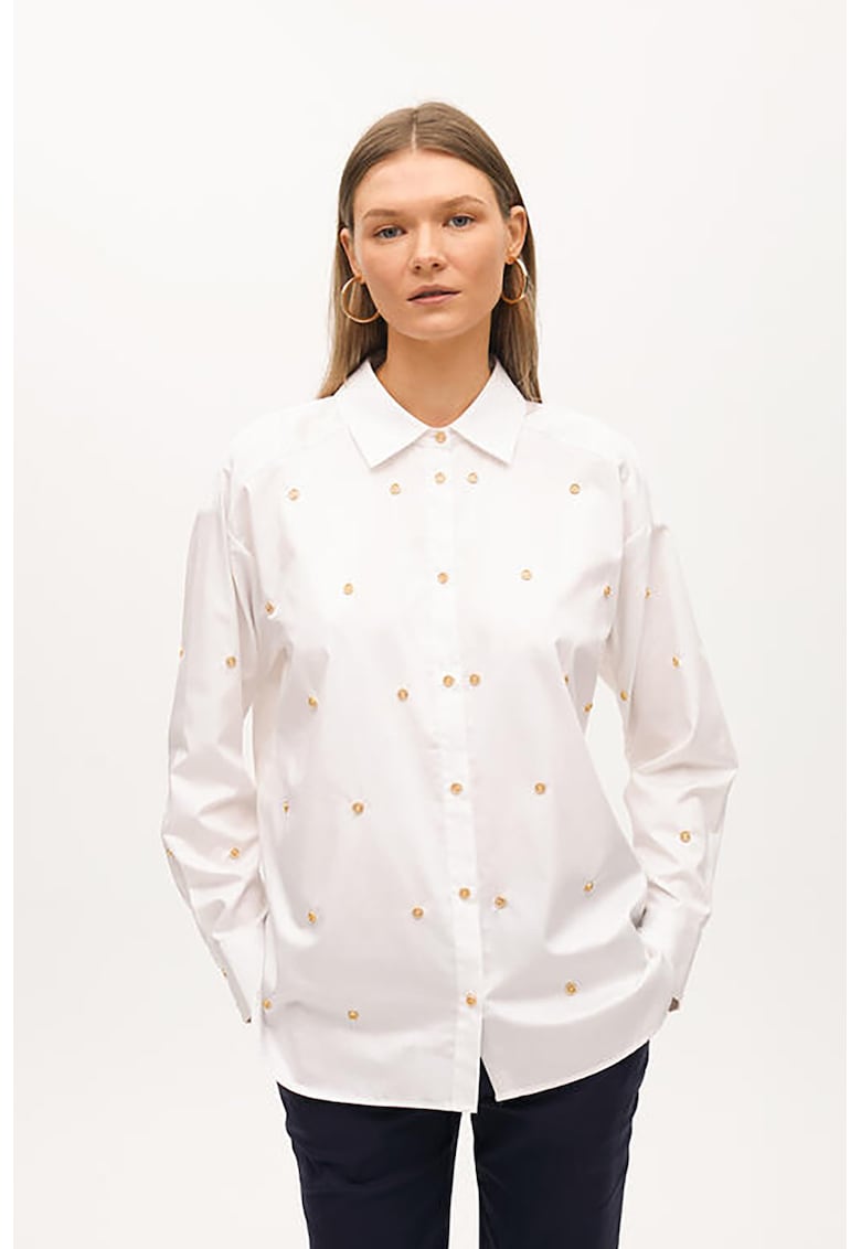 Camasa cu aplicatii decorative de nasturi