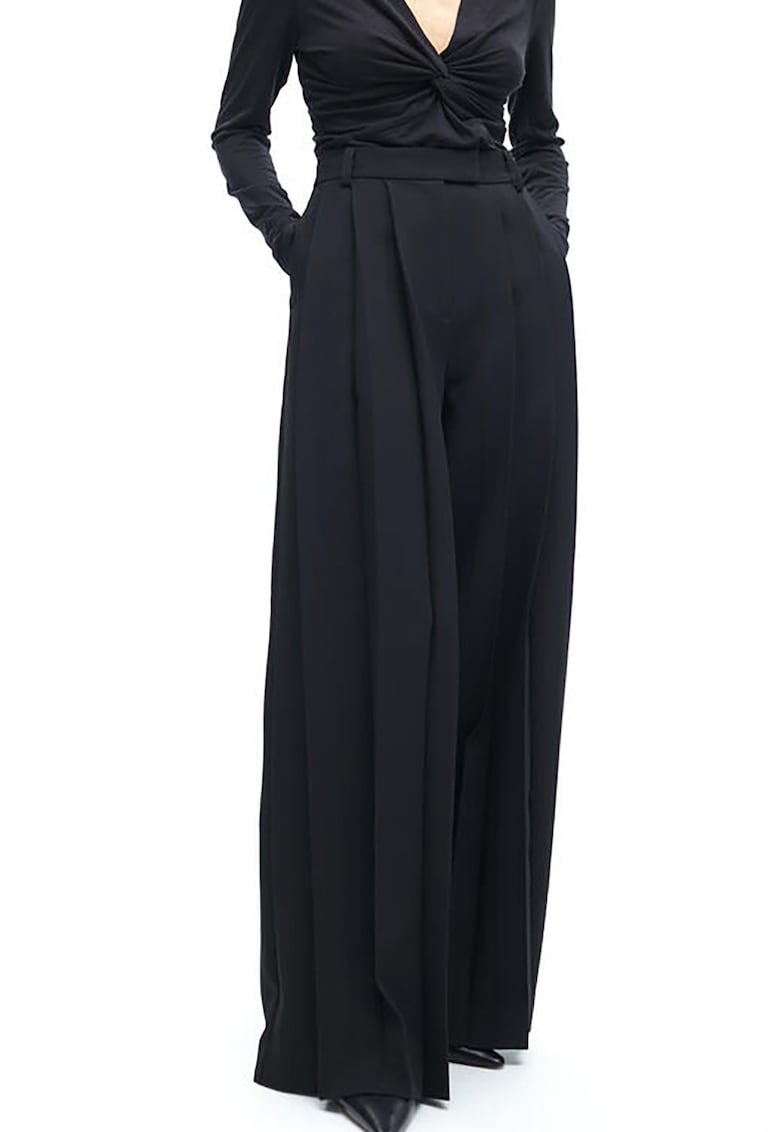 Pantaloni cu croiala ampla si pliuri