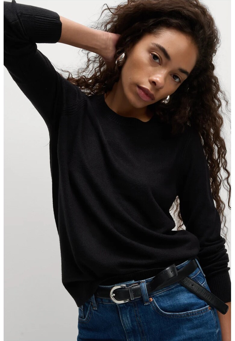 Pulover tricotat fin cu decolteu la baza gatului - Negru