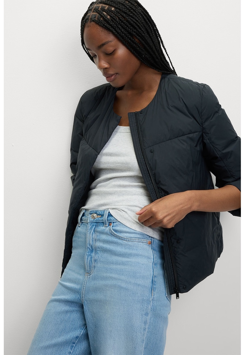 Geaca cu umplutura de puf si buzunare cu fermoar