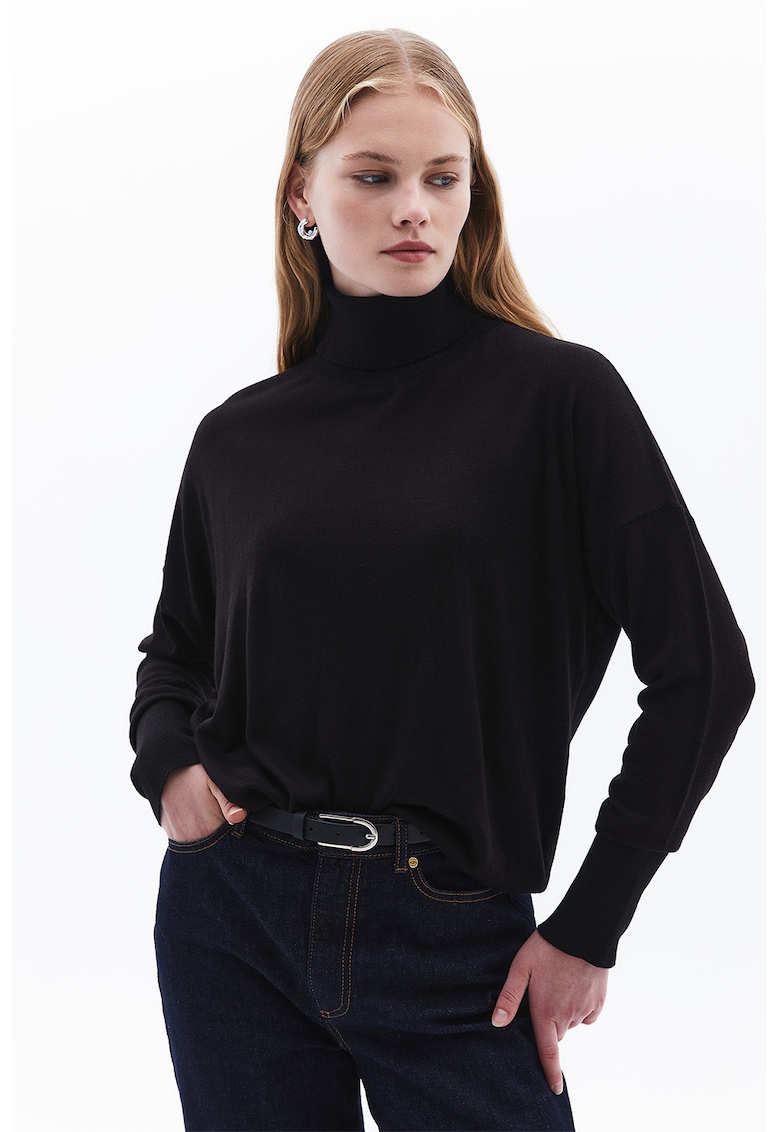 Pulover lejer cu maneci cazute si guler inalt