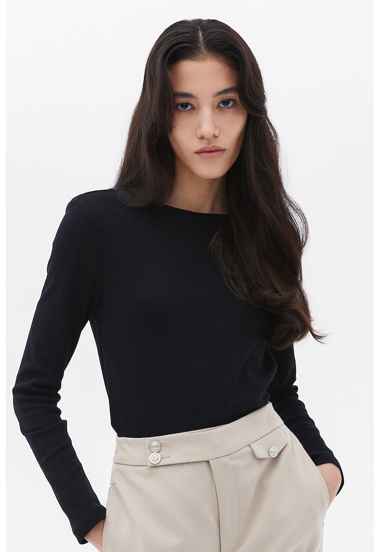 Bluza uni cu decolteu la baza gatului