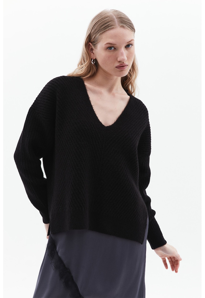 Pulover lejer cu decolteu in V - Negru