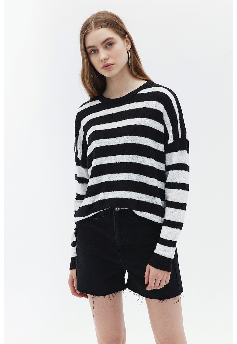 Pulover in dungi cu decolteu la baza gatului