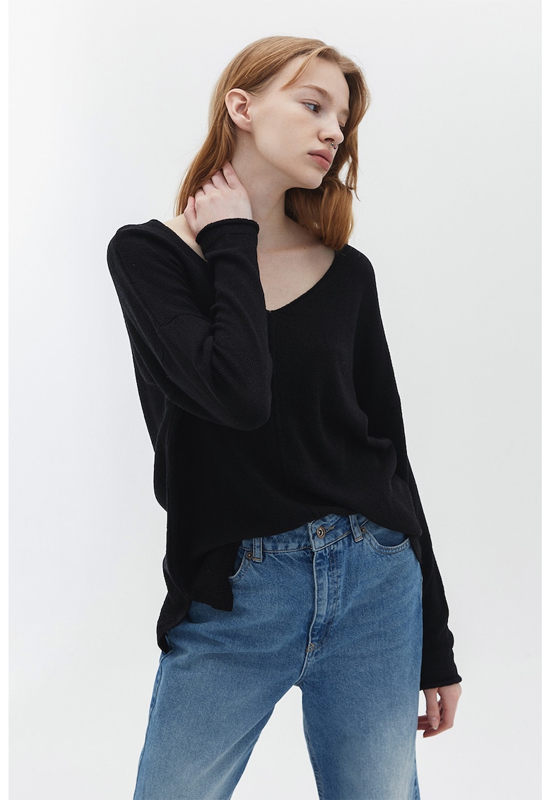Pulover lejer cu decolteu in V - Negru