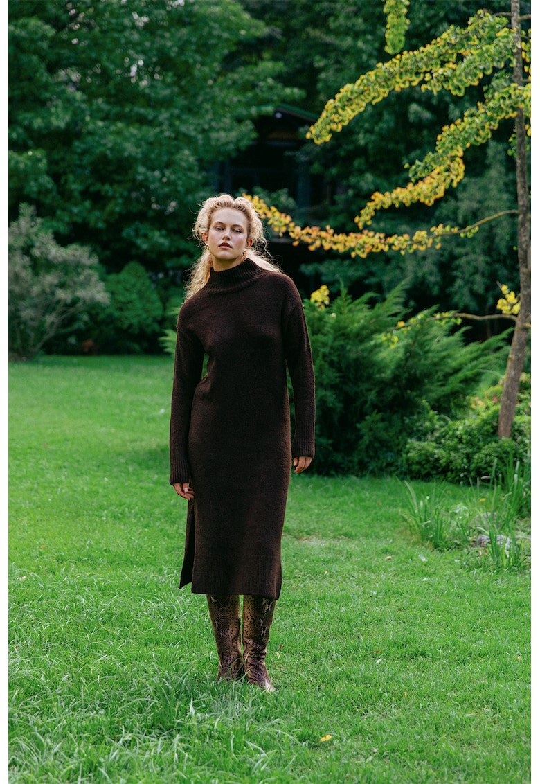 Rochie-pulover cu slituri laterale la terminatie