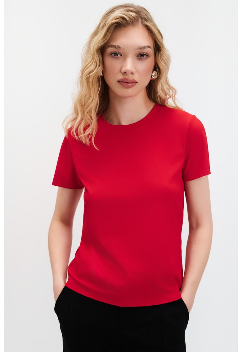 Tricou lejer cu decolteu la baza gatului - Rosu vermillion