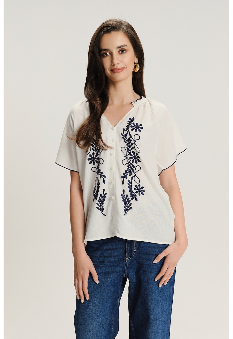 Bluza cu flori brodate si nasturi