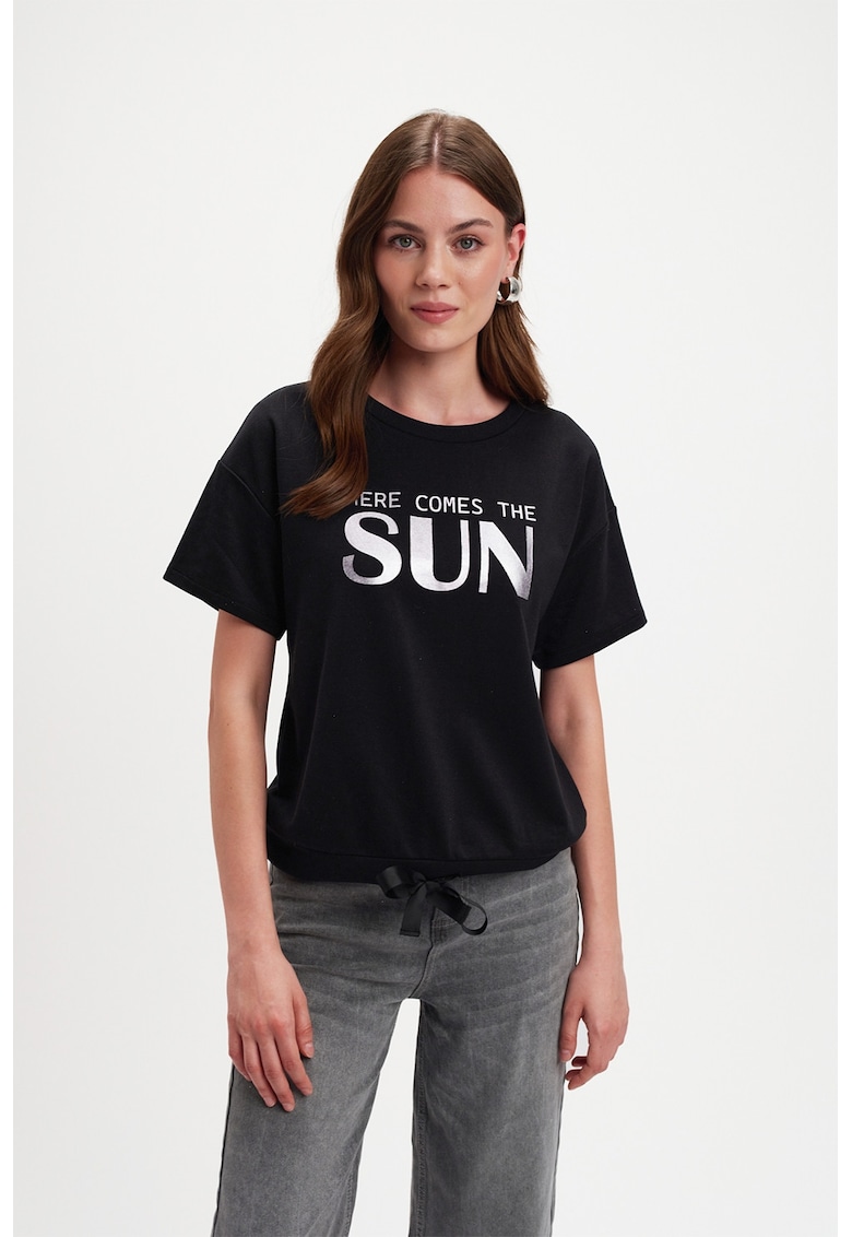 Tricou cu imprimeu text si terminatie ajustabila - Alb/Negru