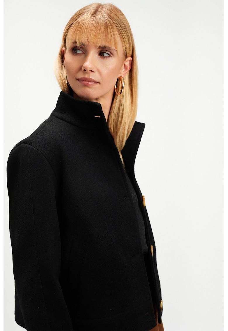 Jacheta scurta cu nasturi contrastanti