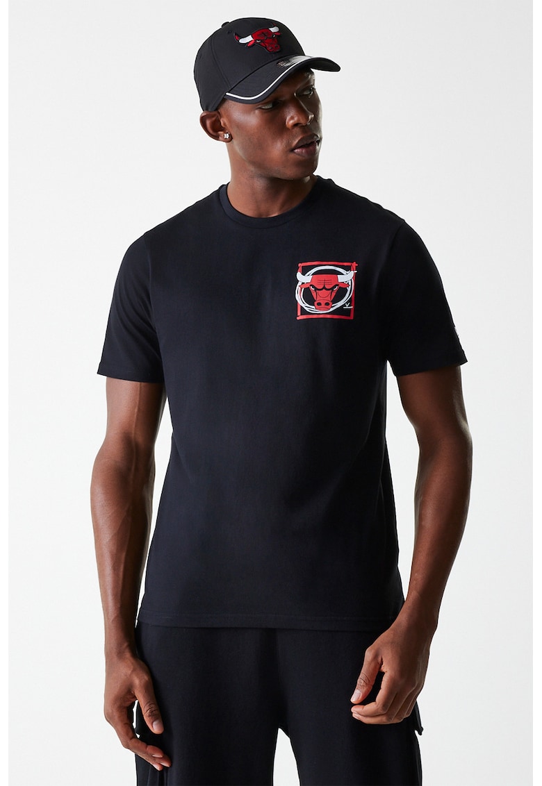 Tricou cu decolteu la baza gatului si imprimeu pe spate