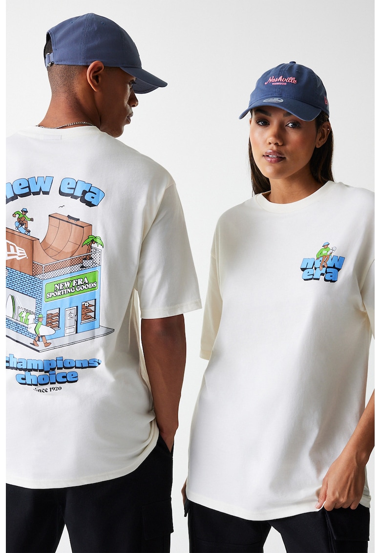 Tricou unisex cu decolteu la baza gatului si model grafic pe spate