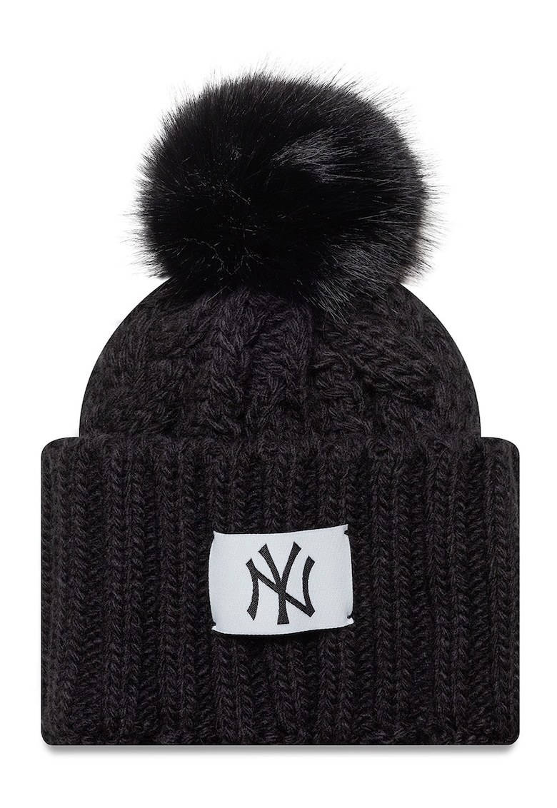 Caciula cu ciucure si aplicatie text