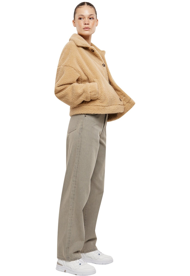 Geaca pufoasa cu nasturi