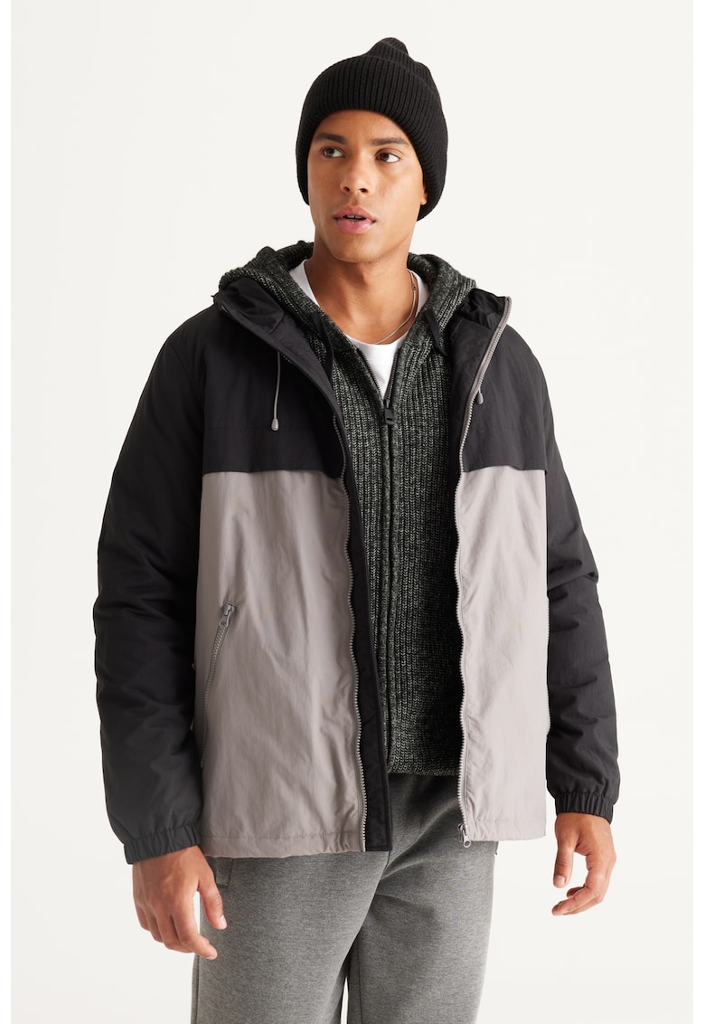 Jacheta cu buzunare cu fermoar si gluga